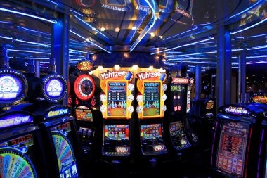 Player betting chips on Caribbean Stud table