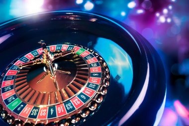 Dealer revealing qualifying hand